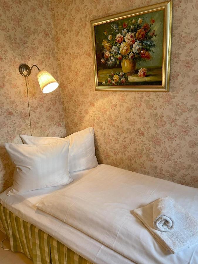 Apertins Hotell Kil Bagian luar foto